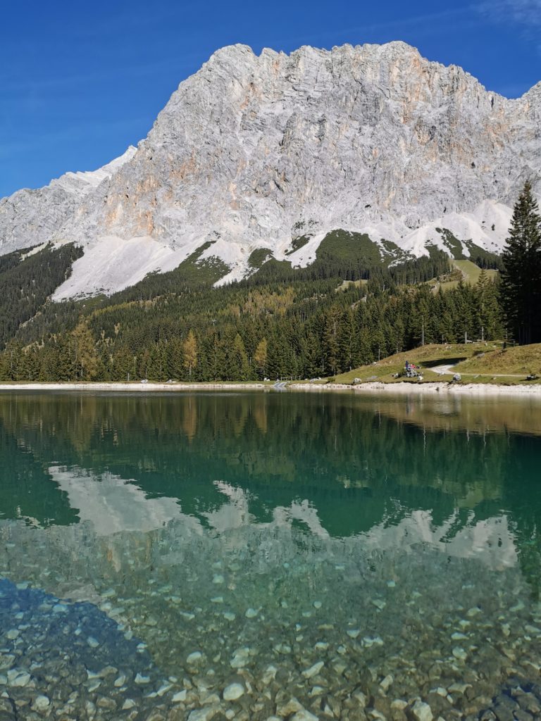 Ehrwalder Almsee - mit Blick auf die Zugspitze