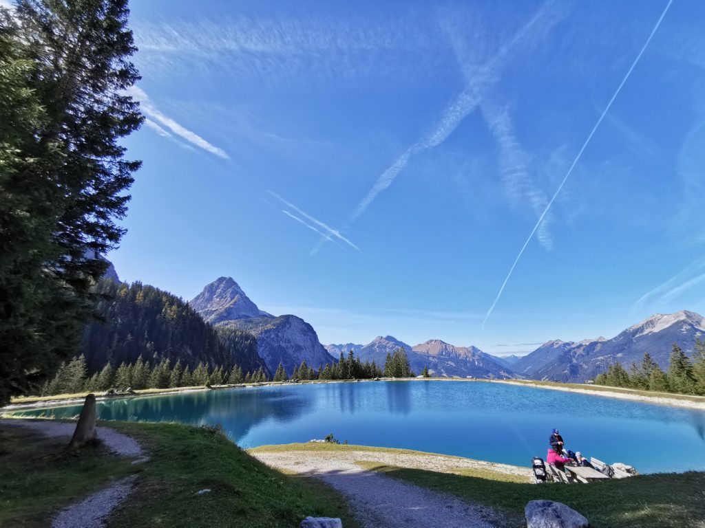 Der Blick auf den Ehrwalder See und die Berge