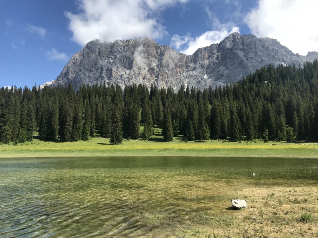 Der Blick vom Igelsee auf die Zugspitze und das Wettersteingebirge