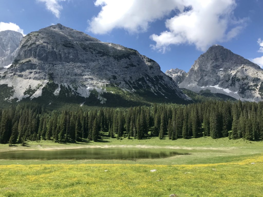 Der Blick über den Igelsee im oberen Gaistal Richtung Iglskopf und vordere Tajaspitze