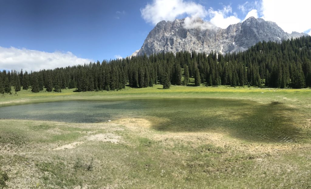 Der Igelsee im oberen Gaistal mit Blick auf die Zugspitze