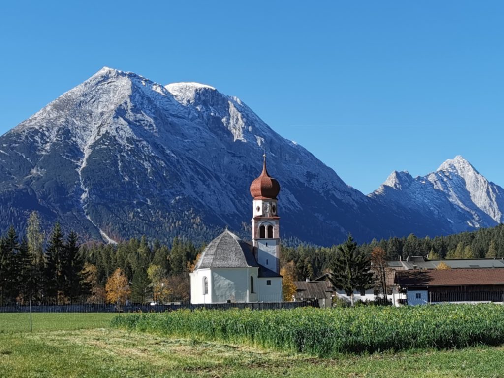 Leutasch Platzl mit Kirche und Blick auf die Hohe Munde