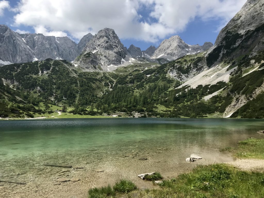 Der Blick über den glasklaren Seebensee in Tirol