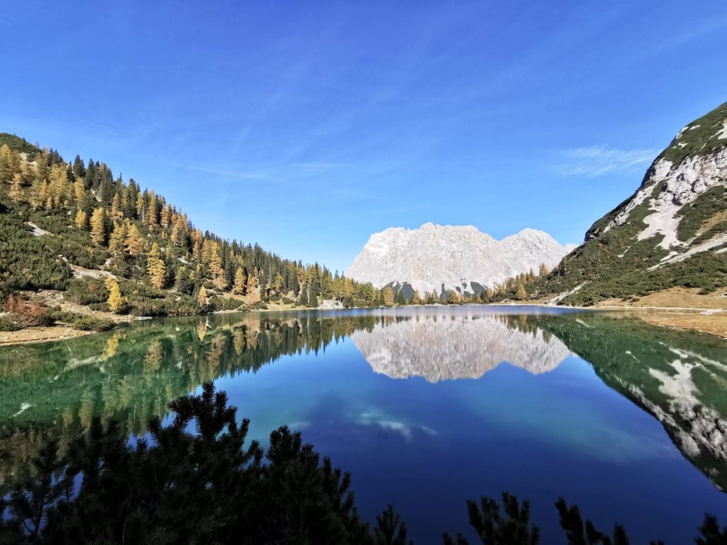 Spiegelung der Berge im Seebensee