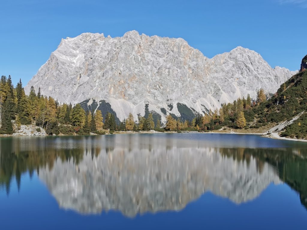 Zugspitze mit Seebensee im Herbst