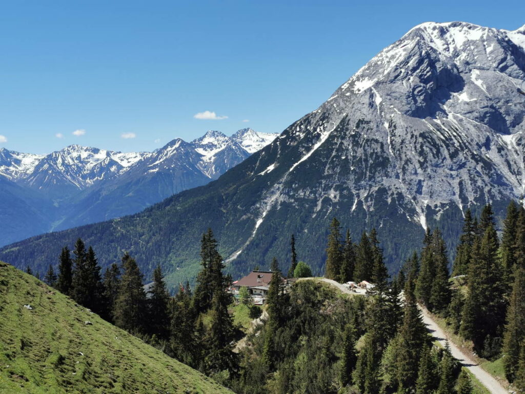 Gaistal wandern mit Blick auf die Hohe Munde und die Wettersteinhütte