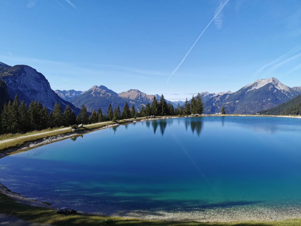 Einer der künstlichen Seen an der Zugspitze - der Ehrwalder Almsee