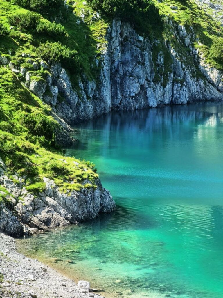 Drachensee oder Traumstrand auf einer Insel im Meer?