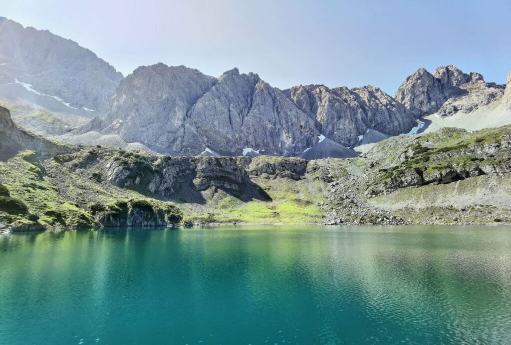 Drachensee Österreich - traumhafte Kulisse mit den schroffen Bergen der Mieminger Kette