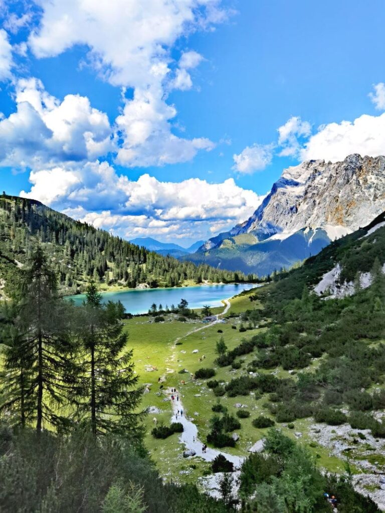 Ausblick auf der Drachensee Wanderung zum Seebensee mit der Zugspitze