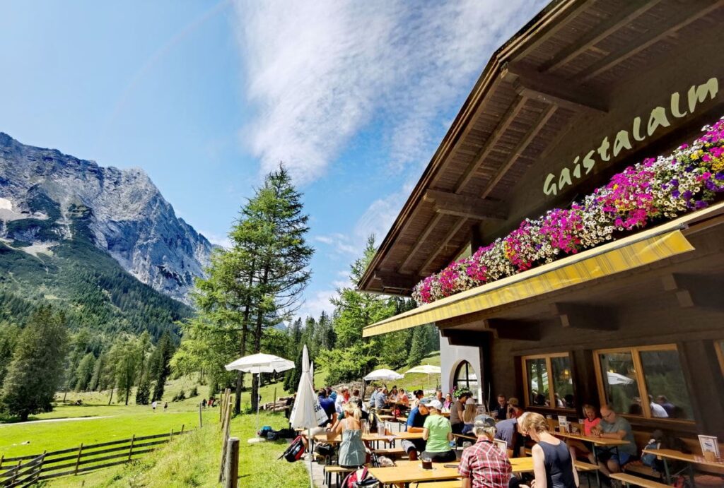 Im Gaistal wandern zur Gaistalalm - super Einkehr auf der sonnigen Aussichtsterrrasse