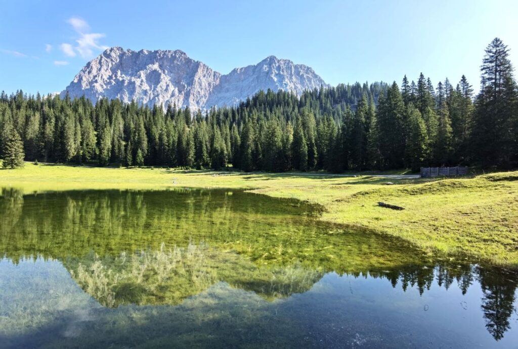 Wenn der Igelsee viel Wasser hat, wirkt die Spiegelung der Zugspitze besonders gut